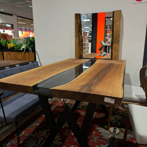 WUDY - Helles Nussbaum mit Epoxidharzstrich längs in schwarz, mehrschichtig 150x90cm