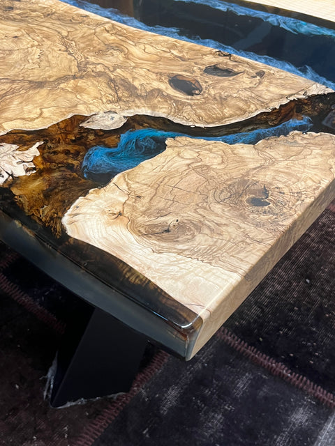 Massivholztisch Birke mit Wellenstruktur in tiefblauem Epoxidharz