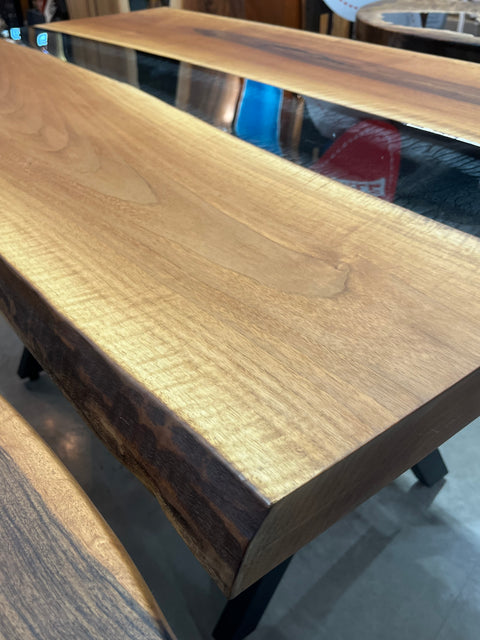 Epoxidharztisch aus Nussbaum mit rauchblauem Harzfluss