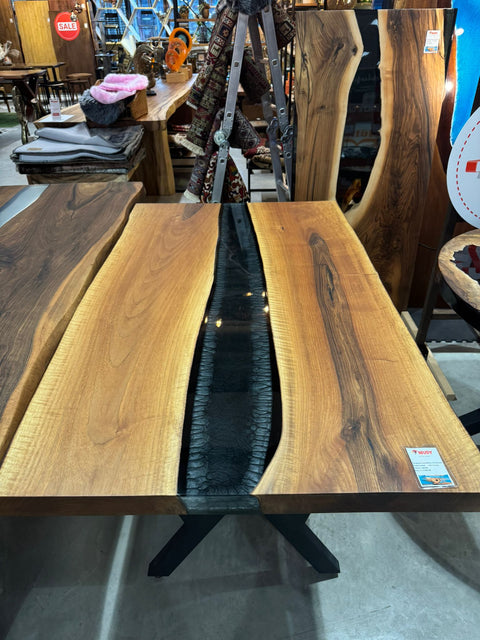 Epoxidharztisch aus Nussbaum mit rauchblauem Harzfluss