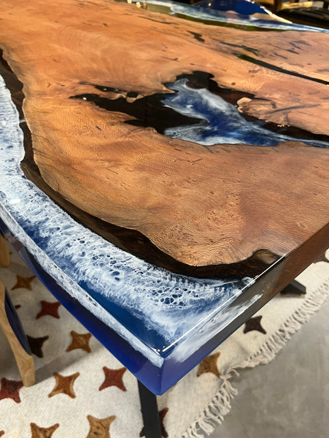 Epoxidharz Tisch aus Nussbaum mit ozeanblauem Harz und weissem Wellenverlauf
