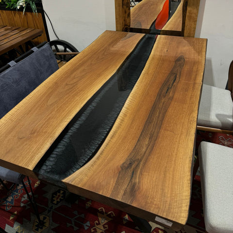 WUDY - Helles Nussbaum mit Epoxidharzstrich längs in schwarz, mehrschichtig 150x90cm