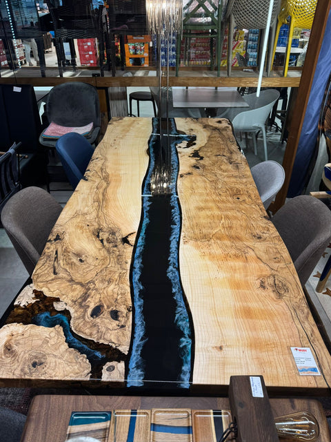 Massivholztisch Birke mit Wellenstruktur in tiefblauem Epoxidharz