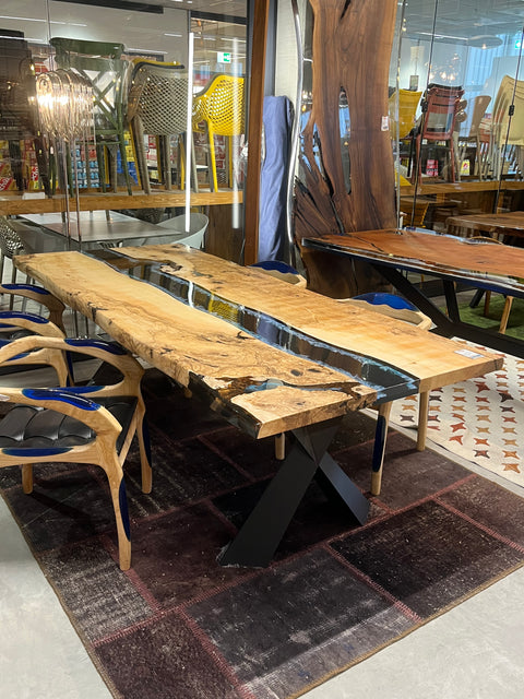 Massivholztisch Birke mit Wellenstruktur in tiefblauem Epoxidharz