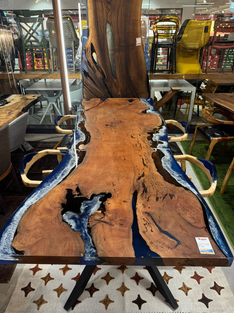 Epoxidharz Tisch aus Nussbaum mit ozeanblauem Harz und weissem Wellenverlauf